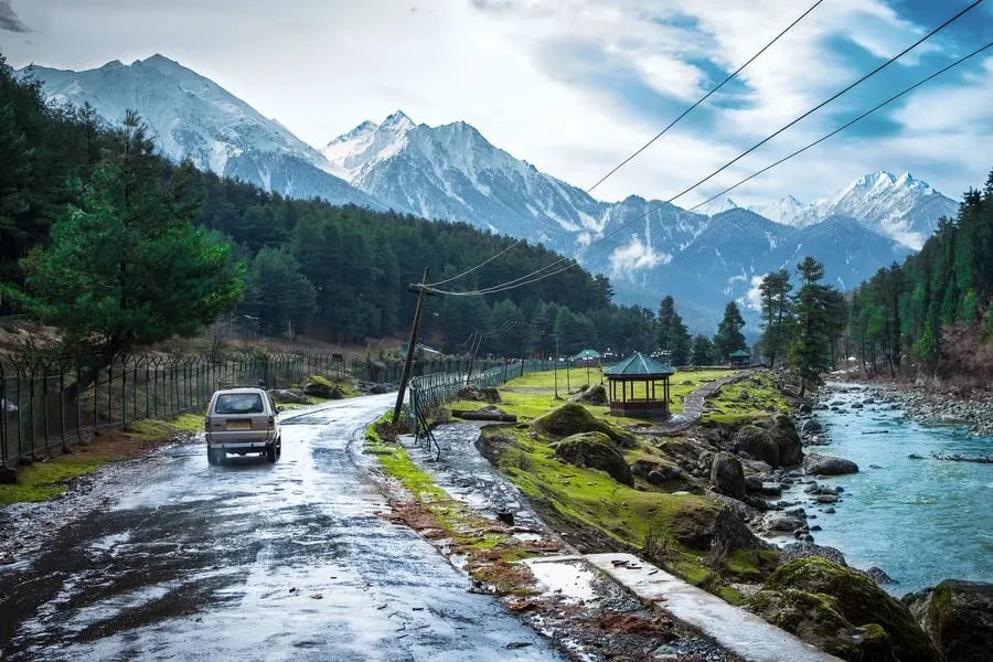 Romantic Getaway to Srinagar and Gulmarg
